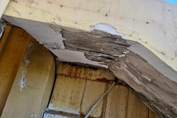 Πραγματοποιήθηκε επισκευή και μόνωση ταράτσας, επισκευή στηθαίων περιμετρικά, επισκευή σκάλας ανόδου στην οδό Αντωνιάδου 4, Χανιά.